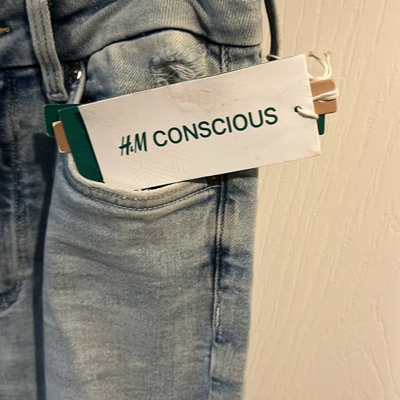 H&M high waisted jeans. - Picture 3 of 7